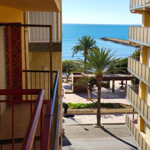 Sunny apartment near the beach，位于圣波拉的酒店