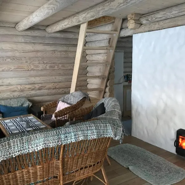 Romantic stay at loghouse VäikeTeeMaja，位于Üksnurme的酒店