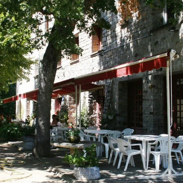 Hôtel - Pub Le Petit Bosquet，位于维瓦里奥的酒店