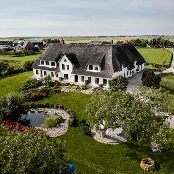 Rickmer's Hoff Reetdachhaus mit Sauna und Kamin，位于佩尔沃姆的酒店