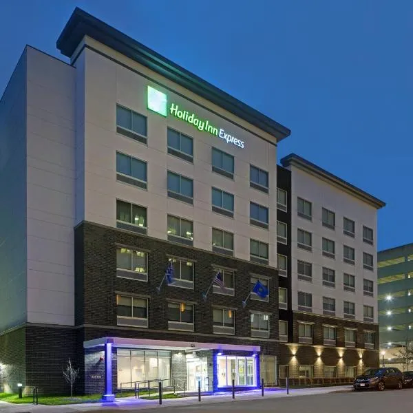 Holiday Inn Express - Milwaukee Downtown by IHG，位于密尔沃基的酒店