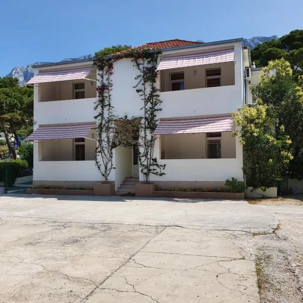 Studio Apartments Marija with private parking，位于马卡尔斯卡的酒店
