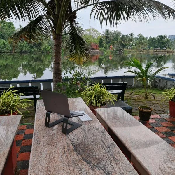 Muralee's Riverside Villa in Kochi，位于Eramalloor的酒店