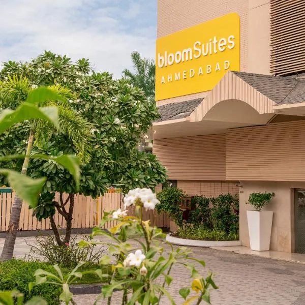 BloomSuites l Ahmedabad，位于Sātej的酒店