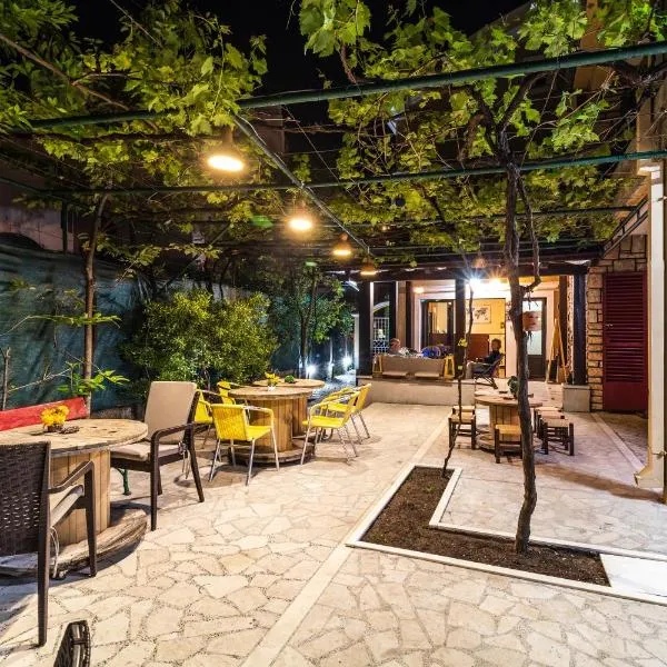 Hostel Budva，位于苏托莫雷的酒店