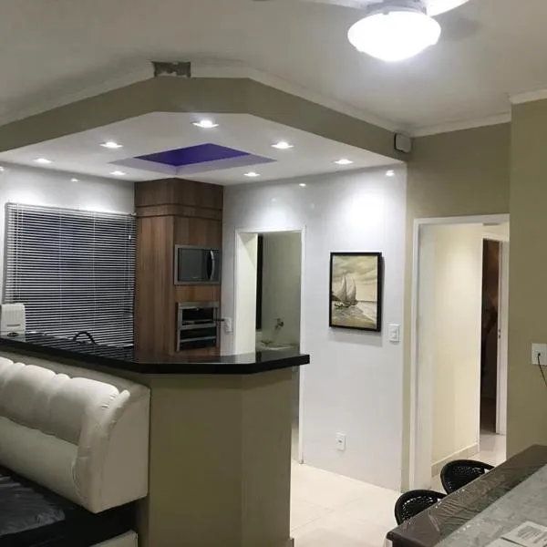 Apartamento Praia Enseada，位于瓜鲁雅的酒店