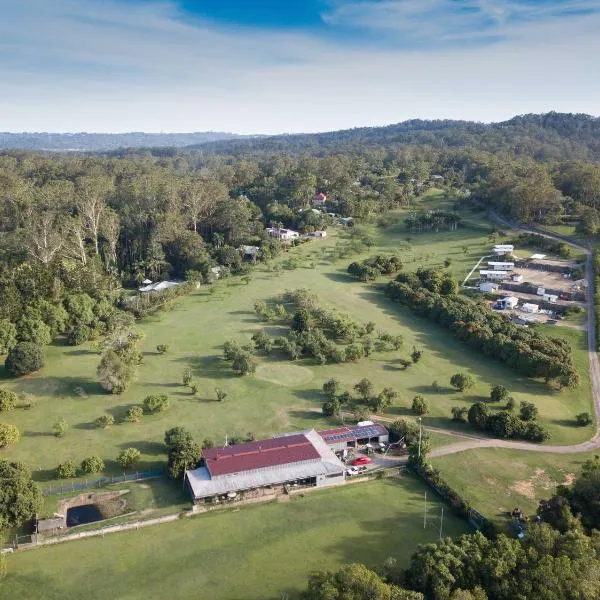Sunshine Coast retreat your own private golf course，位于Diddillibah的酒店