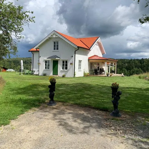 Rustic luxury lakeside house transformed chapel，位于Navarsviken的酒店