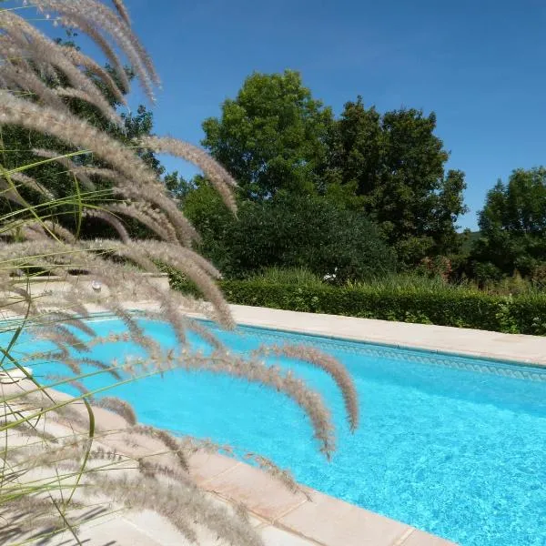 Gîte avec Piscine proche de St Cirq Lapopie，位于Saint-Martin-Labouval的酒店