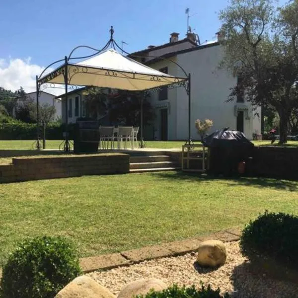 Villa con ampio giardino esterno e piscina condominiale，位于加尔达的酒店