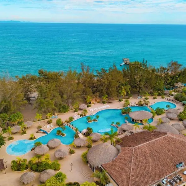 La Ensenada Beach Resort，位于特拉的酒店