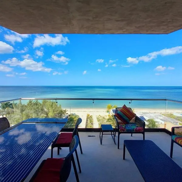 Ocean views from all the bedrooms of this Deluxe beachfront Condo, Paradise，位于San Benito的酒店