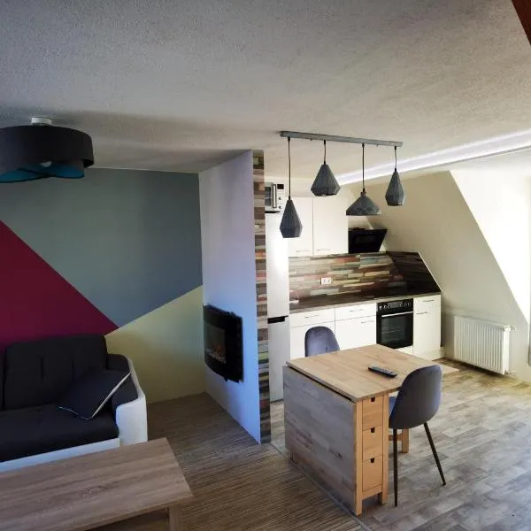 Gemütliche Dachwohnung mit kleiner oder großer Dachterrasse nebeneinander，位于Gutenswegen的酒店