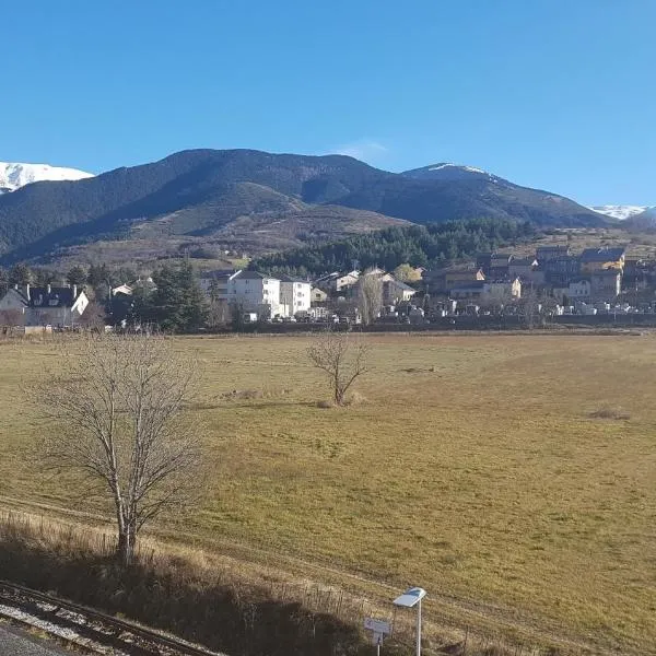Loft mansardé du train jaune avec vue sur les montagnes，位于Valcebollère的酒店