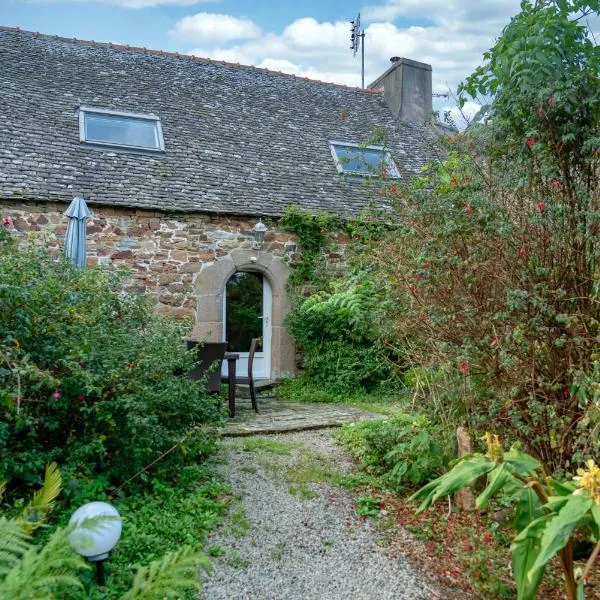 Maison de 2 chambres a Guimaec a 500 m de la plage avec vue sur la mer jardin amenage et wifi，位于Saint-Jean-du-Doigt的酒店