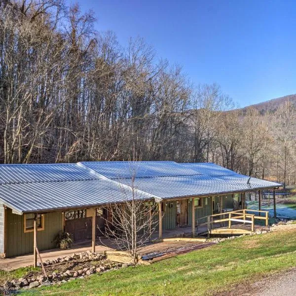 Pet-Friendly Blue Ridge, Cherokee Forest Retreat!，位于Hot Springs的酒店