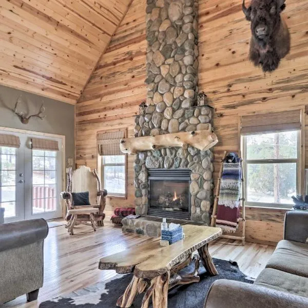 Fire Pit and Game Room Heber-Overgaard Cabin!，位于Heber的酒店