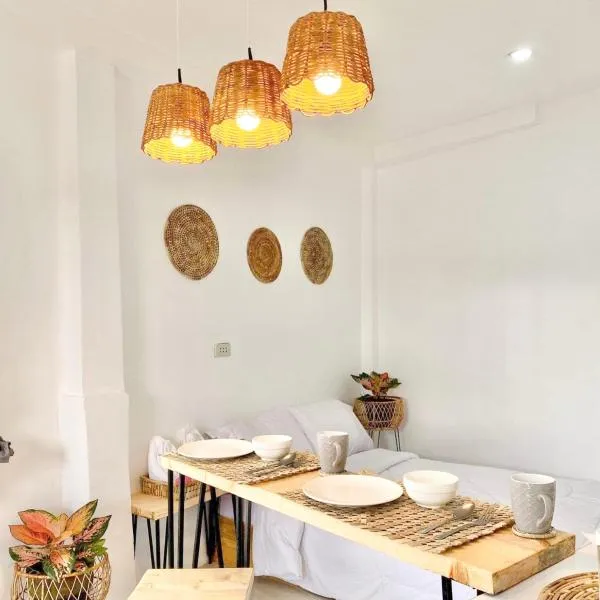 Best studio flat w/ NETFLIX near airport and beach!，位于麦克坦的酒店