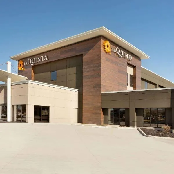 La Quinta Inn & Suites by Wyndham St Louis Route 66，位于Town and Country的酒店