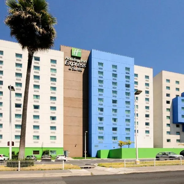 托卢卡佐纳埃洛普尔托智选假日酒店及套房，位于Cholula的酒店
