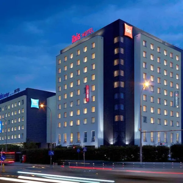 华沙雷杜塔宜必思酒店，位于简基的酒店