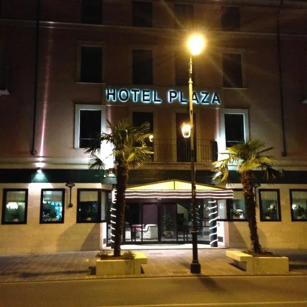 广场酒店，位于波尔佩纳泽德尔加尔达的酒店
