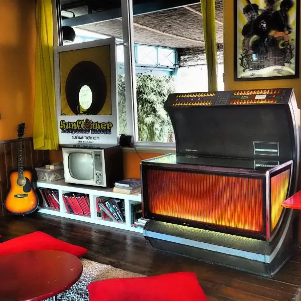 Sunflower Beach Backpacker Hostel & Bar，位于里米尼的酒店