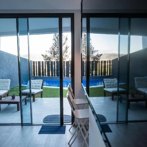 Casa Aire de Mar, modern house with private pool, overlooking Baviera golf, within walking distance of beach，位于贝莱斯的酒店