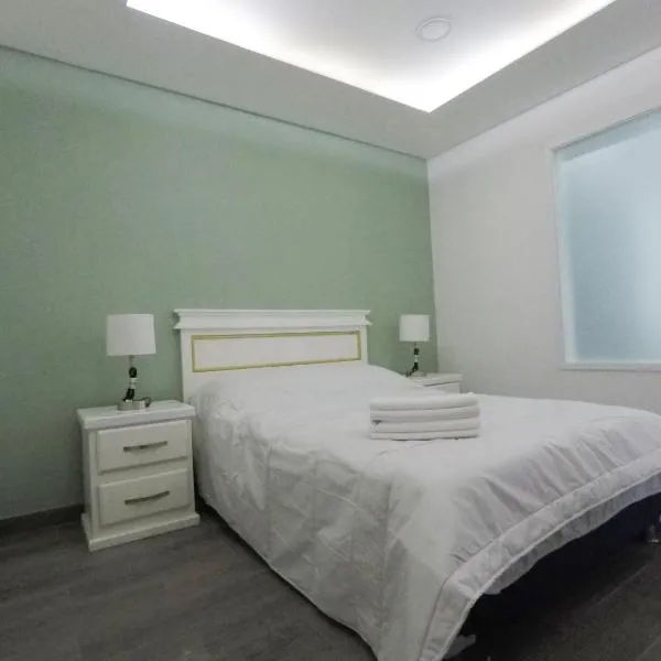 Casa moderna equipada como hotel Habitacion 3 - baño afuera de la habitación，位于蒙特雷的酒店
