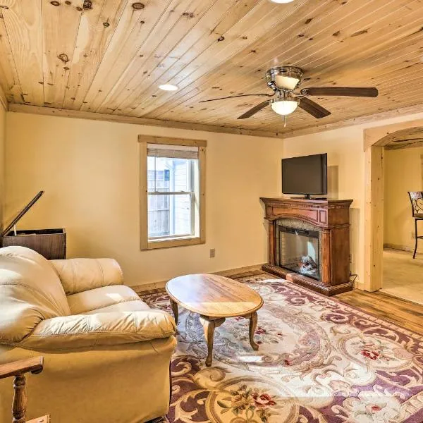 Quaint Appalachian Getaway about 2 Mi to Boone!，位于布恩的酒店