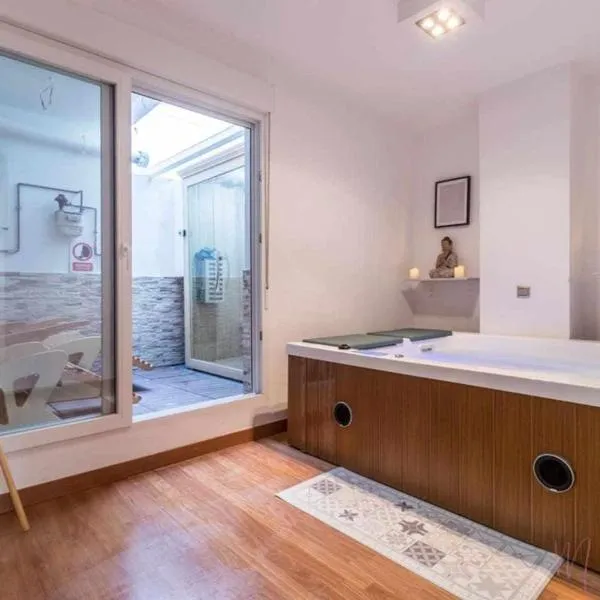 Lujo a tu alcance con spa y garaje pleno centro，位于韦尔瓦的酒店