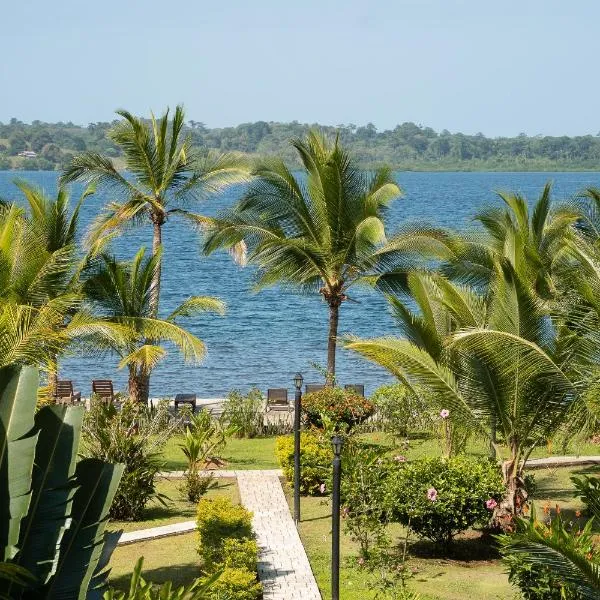Dolphin Blue Paradise，位于Punta Laurel的酒店