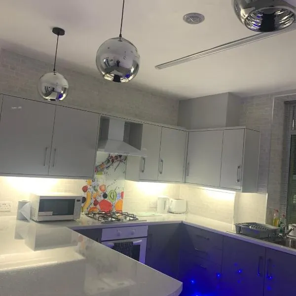 Travis House Three Luxury Modern Living free WiFi，位于伯恩利的酒店