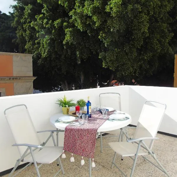 Fleitas Penthouse with terrace，位于Igueste的酒店