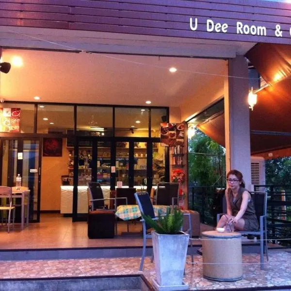 由迪伊客房和咖啡酒店，位于Ban Ko Samrong的酒店