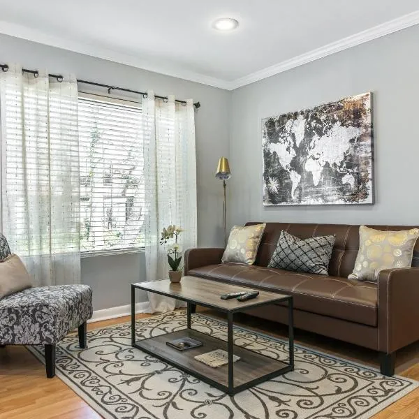 The Best Midtown Location in Atlanta by Piedmont Park 2 miles to Downtown and Mercedes Benz Stadium,位于亚特兰大的酒店