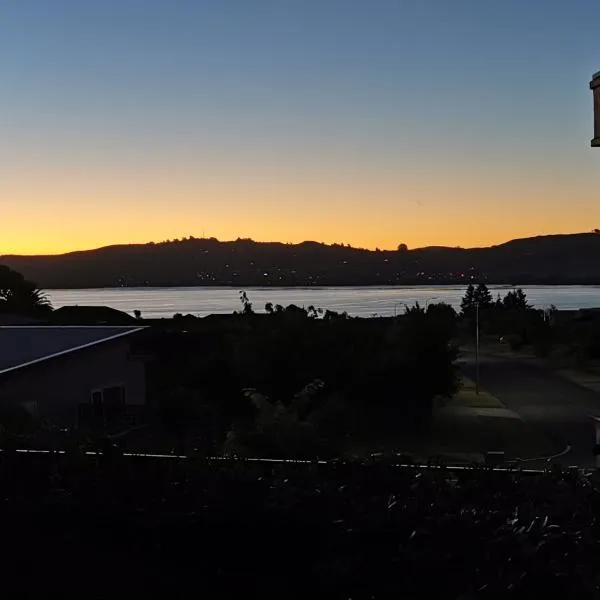 Lake Taupo Holiday Home，位于Waitahanui的酒店