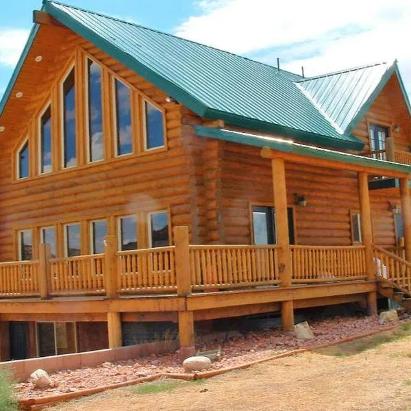 Red Rock Ranch Log Cabin: Large, Fully Furnished，位于埃斯卡兰特的酒店