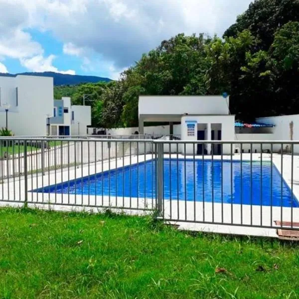 Hermosa Casa Vacacional con Piscina a 15 mins de Girardot o Melgar，位于Nilo的酒店