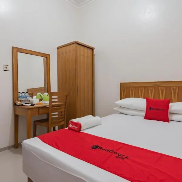 RedDoorz Syariah Plus @ Perintis Guesthouse Tasikmalaya，位于打横的酒店