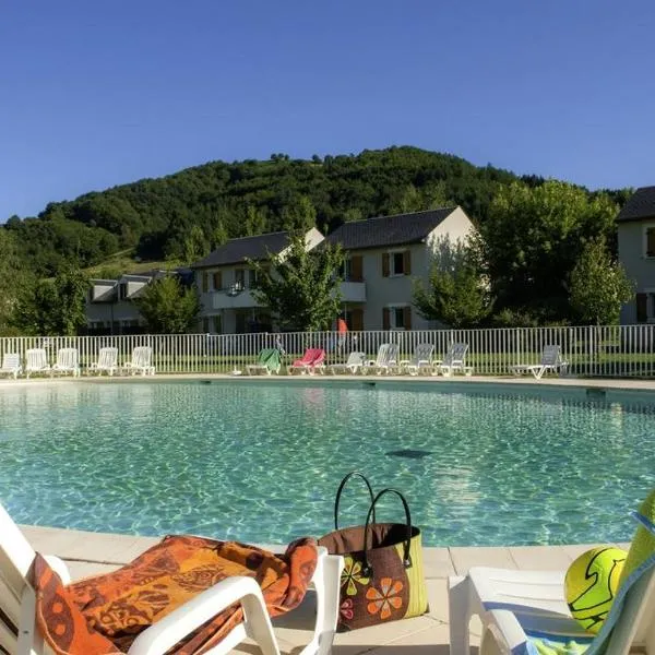 T3 la savane saint Geniez d'olt 2 piscines chauffées dans une charmante résidence de vacances，位于圣热涅-多尔特的酒店