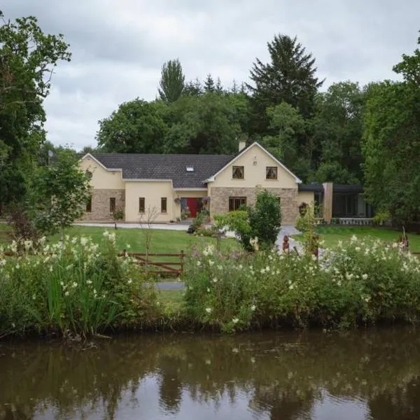 Canal bank house，位于Bellanaboy的酒店