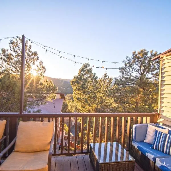 Huge Ruidoso Retreat with Game Room, Pool, 2 Balconies, 2 Kitchens - Sleeps 17!，位于鲁伊多索的酒店