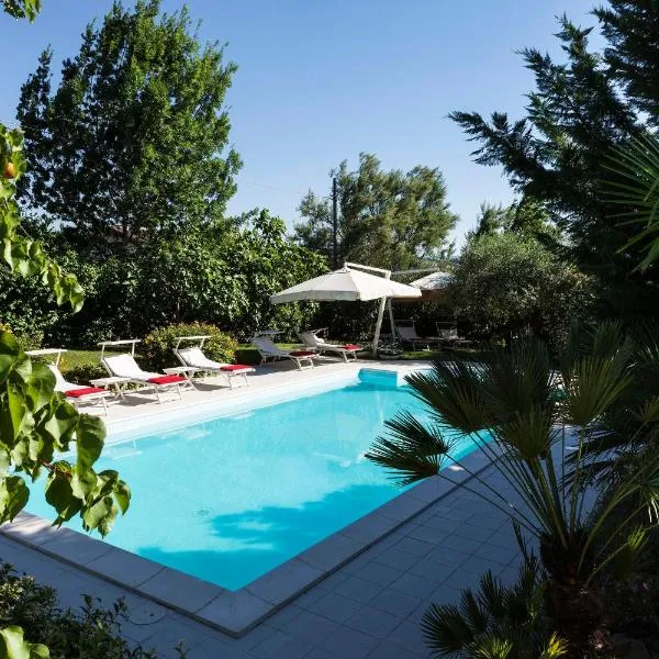 Villa Tramonto luxury apartment with private swimming pool，位于Genga的酒店