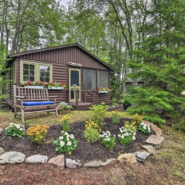 'Sprucewold' Boothbay Harbor Cottage w/ Deck，位于布斯贝港的酒店