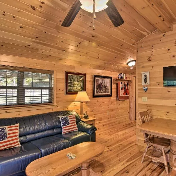 Cozy Anchors Away Cabin Hideaway with Fire Pit!，位于Thomas的酒店
