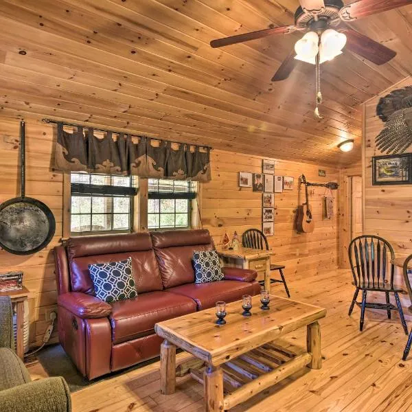 Pet-Friendly Semper Fi Cabin with Fire Pit!，位于Thomas的酒店