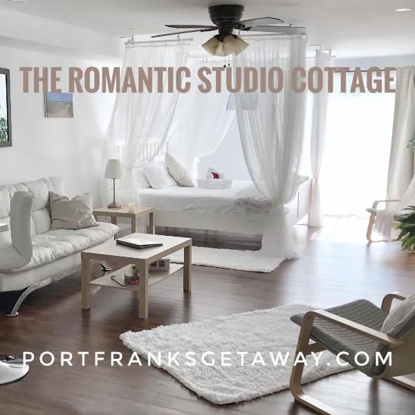 Romantic Studio Cottage，位于Lambton Shores的酒店