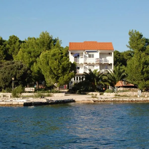 柳珊瑚公寓酒店，位于Verunić的酒店