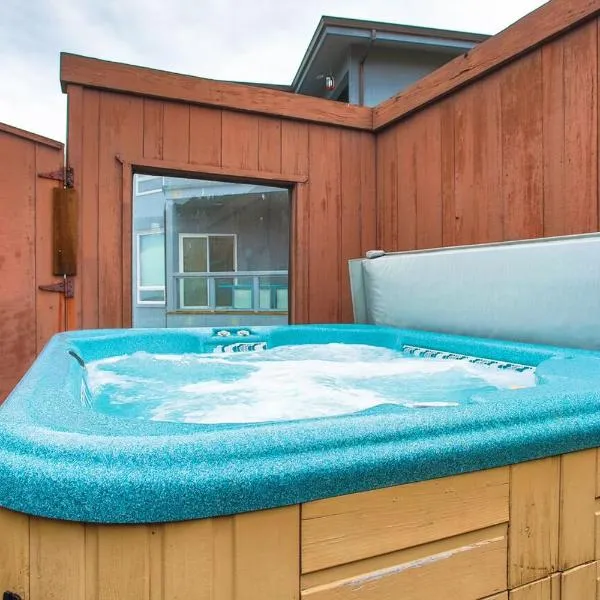Abalone Alcove! Hot Tub! Pool Table! AMAZING VIEWS! Fast WiFi!! Dog Friendly!，位于迪伦比奇的酒店